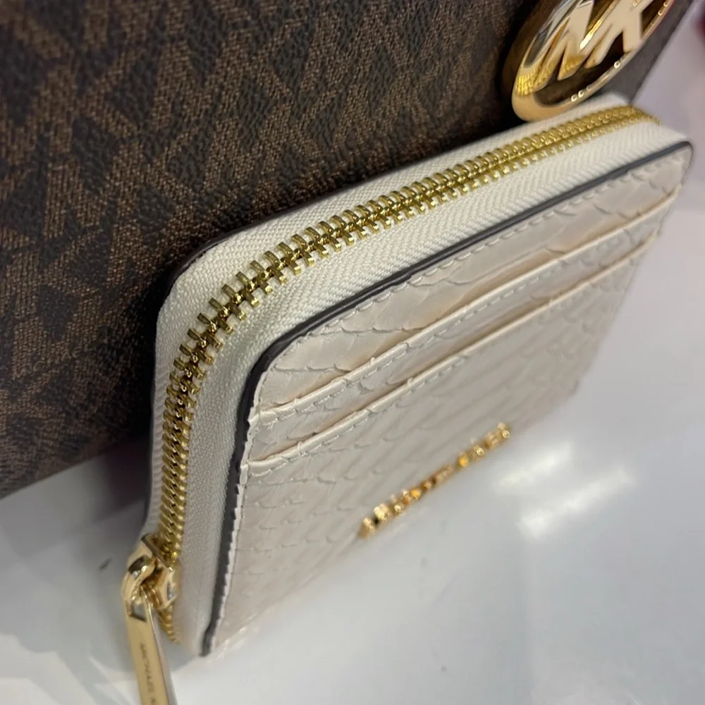 Michael Kors Women Medium Zip Around Card Case Coin Pouch Wallet Light Cream
NWT - Picture 13 of 16